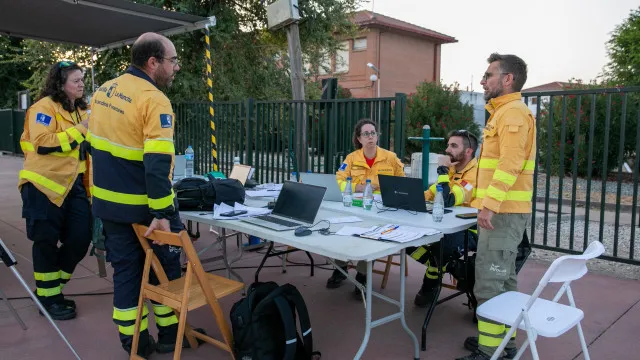 
                    Incêndio obriga a deslocar populações em Madrid. Há localidade confinada
                