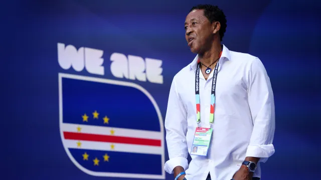 
                    Selecionador de Cabo Verde oferece camisola de Vozinha a Seguro
                