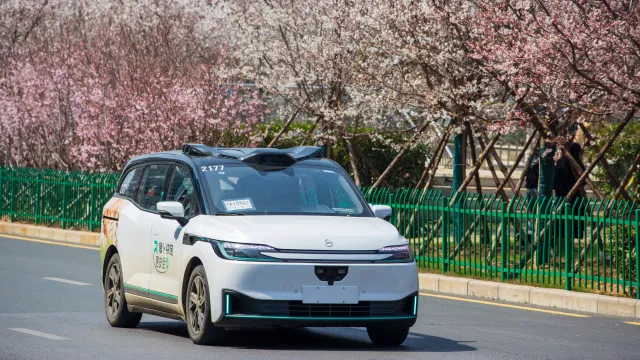 
                    China volta a emitir licenças de robotáxis depois de incidente
                
