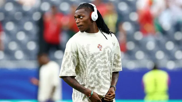 
                    Imbróglio à portuguesa. Rafael Leão bloqueia mercado de Amorim no Milan
                