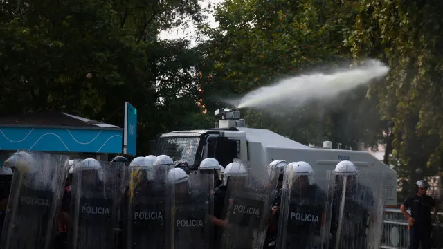PolÃcia da AlbÃ¢nia usou gÃ¡s lacrimogÃ©neo contra manifestaÃ§Ã£o