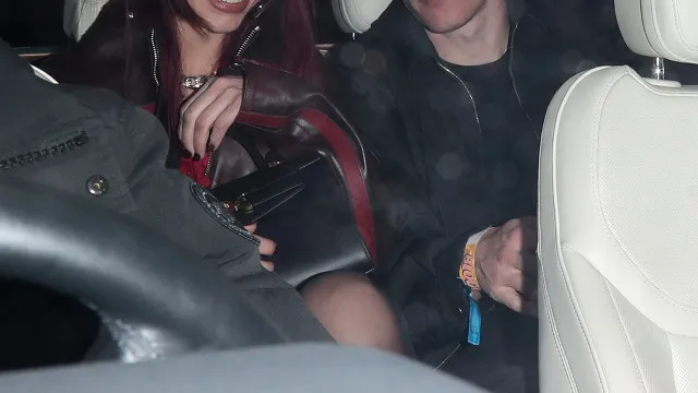 
                    Dua Lipa e Callum Turner cantam os parabéns a desconhecida em bar
                