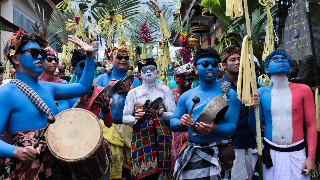 
                    Centenas de moradores participam no ritual Ngerebeg em Bali. As imagens
                