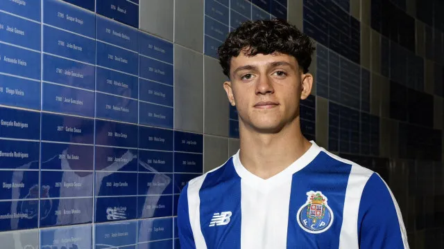 
                    Oficial: FC Porto segura Martim Chelmik, campeão mundial sub-17
                