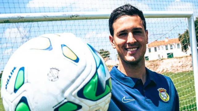 Oficial: Jhonatan Luiz volta a Portugal para reforçar o Alverca