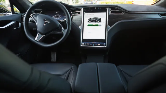 
                    França recusa condução automatizada da Tesla: 