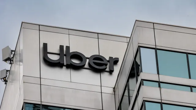 IA provoca mais despedimentos. Uber vai cortar 10% dos trabalhadores