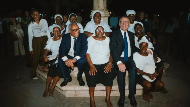 
                    Do Tarrafal à Cidade Velha: A visita de Seguro a Cabo Verde em imagens
                