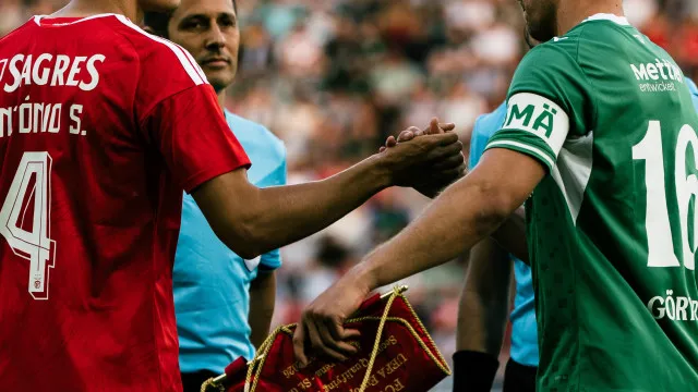 EM DIRETO: Susto... e golo. Empate ao intervalo no St. Gallen-Benfica