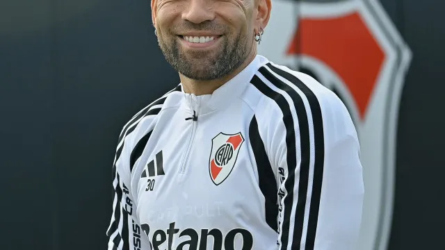 
                    Dias depois da final do Mundial, River Plate recebe Otamendi (a sorrir)
                