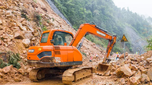 
                    Número de mortos em deslizamento de terras na China sobe para 11
                