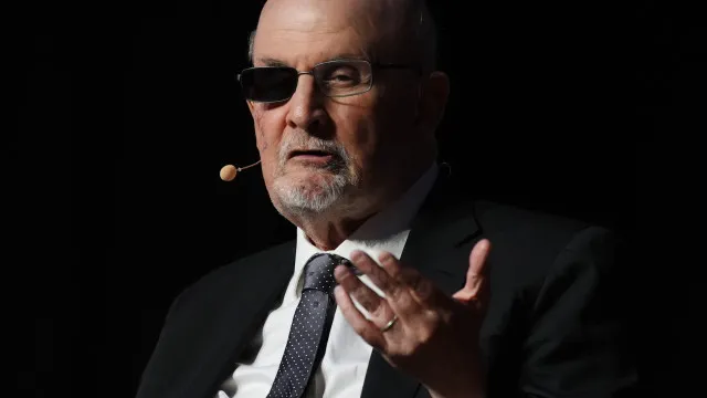 
                    Salman Rushdie teve faca 