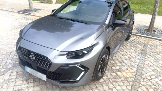 Provámos o novo Renault Clio. Condução à antiga com tecnologia atual
