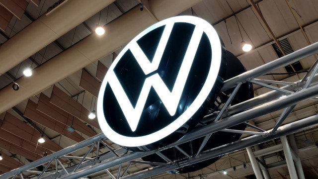 Lucros caíram, mas a Volkswagen agarra-se a copo meio cheio