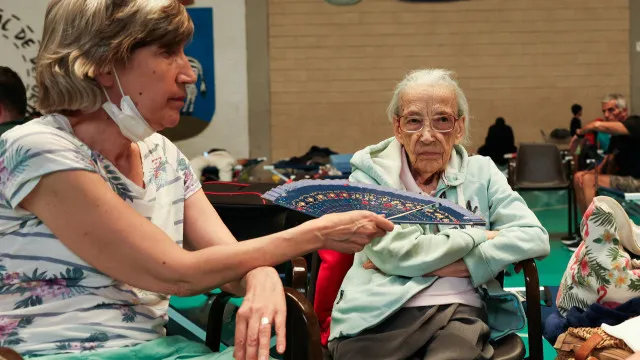 
                    Mais de 325 mil pessoas retiradas em França e Espanha
                