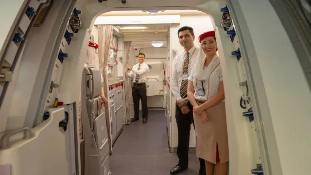 O motivo inusitado pelo qual os hospedeiros o recebem Ã  entrada do aviÃ£o