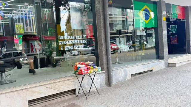 
                    Passou fome e, agora, deixa alimentos à porta da barbearia. 