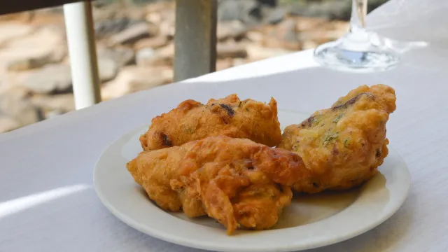 Pataniscas de bacalhau e camarão: Uma combinação para repetir (e repetir)