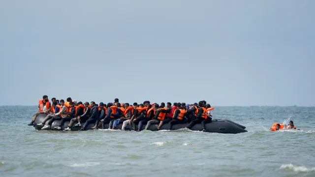 
                    Mais de 150 migrantes atravessam canal da Mancha no mesmo barco
                