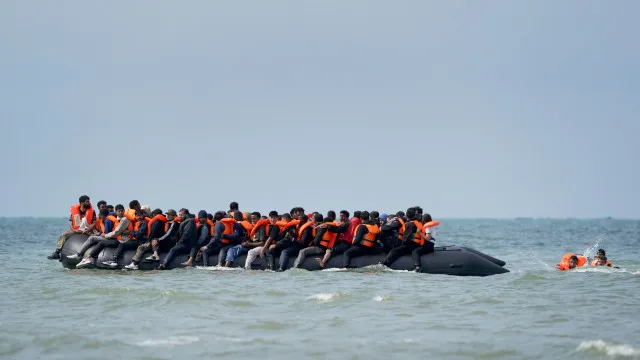 
                    Pelo menos 3 mortos em travessia ilegal do Canal da Mancha
                