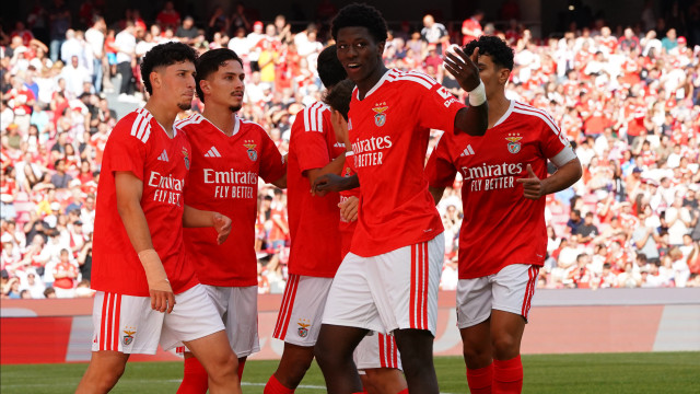 Prestianni e miúdos mostram como se faz e Benfica aniquila pastéis na Luz