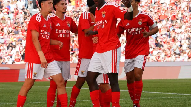 Prestianni e miúdos mostram como se faz e Benfica aniquila pastéis na Luz