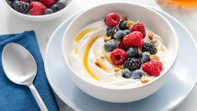 Iogurte grego vs iogurte natural: Qual Ã© o melhor para os intestinos?