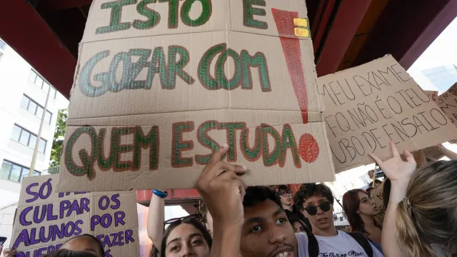 Alunos saem Ã  rua e pedem demissÃ£o de ministro: "Falta de respeito"