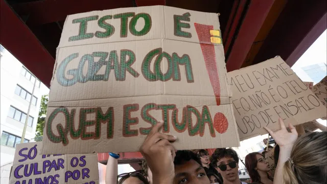 
                    Alunos saem à rua e pedem demissão de ministro: 