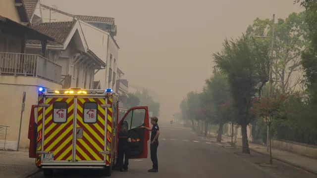 Quatro cidades francesas evacuadas devido aos fogos. Em Madrid melhorou