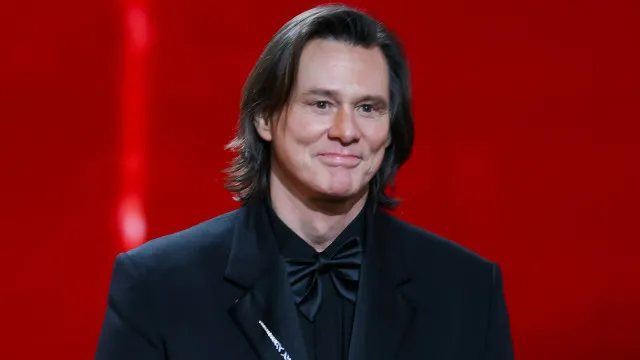 
                    Jim Carrey quebra silêncio após morte do realizador de 