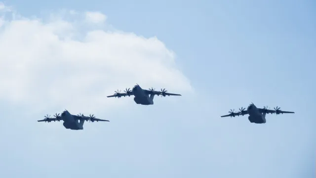 
                    França pede mobilização avião militar A400M para combater incêndios
                