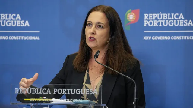 Ministra defende LuÃs Neves: "A gerir processo da melhor forma que sabe"
