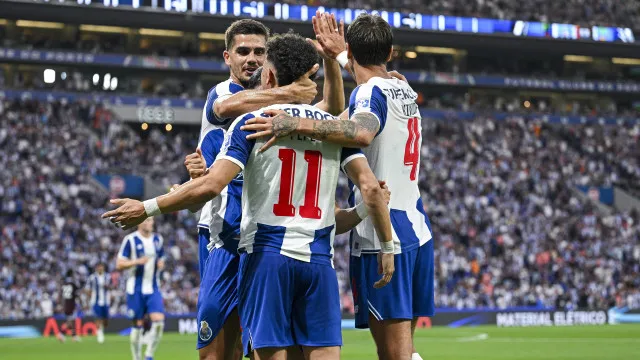 
                    Este dragão cospe fogo até na apresentação. O FC Porto-Aston Villa à lupa
                
