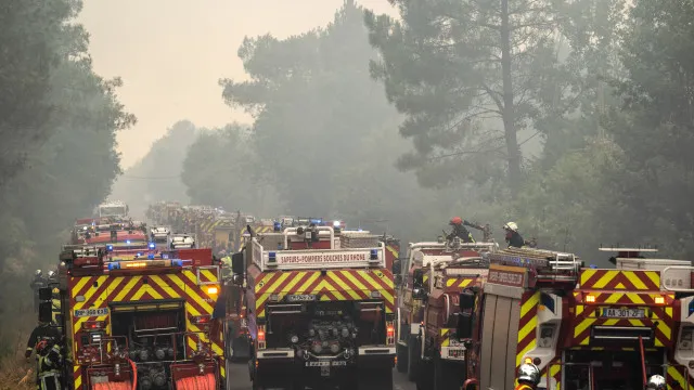 
                    Novas retiradas de populações devido aos fogos em Espanha e França
                