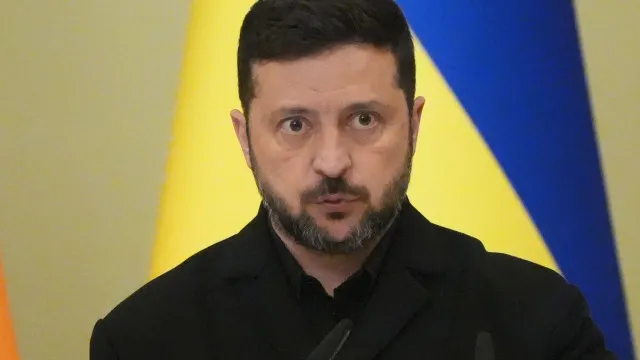 
                    Zelensky afirma que Rússia pediu mais 30.000 soldados à Coreia do Norte
                
