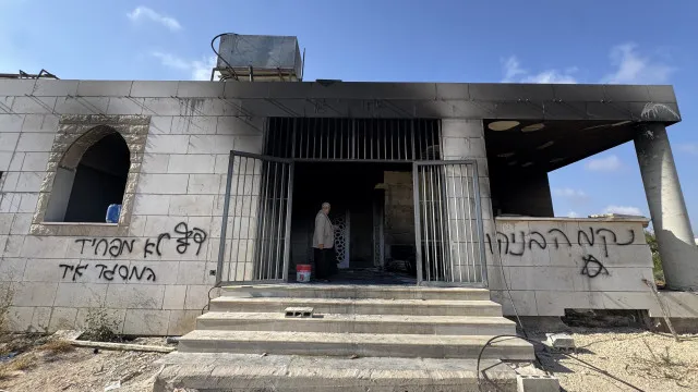 Colonos israelitas incendeiam duas mesquitas na Cisjordânia ocupada