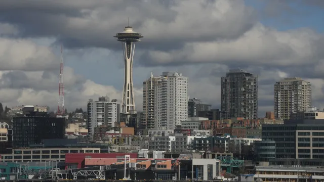 
                    Escalaram e saltaram de monumento icónico de Seattle: Polícia procura-os
                