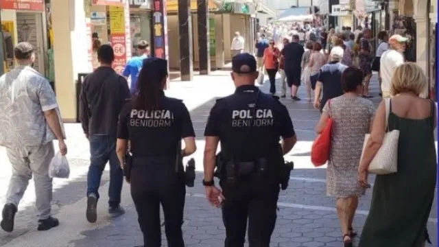 
                    Menino resgatado em Benidorm: Estava em cima de A/C no 21.º andar
                