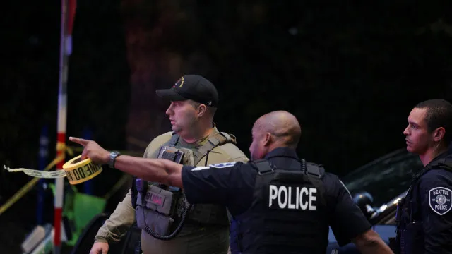 
                    Polícia detém uma pessoa e procura outra após tiroteio em Seattle
                