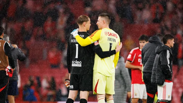 Benfica balança redes. Trubin na porta de saída e Hornicek na de entrada