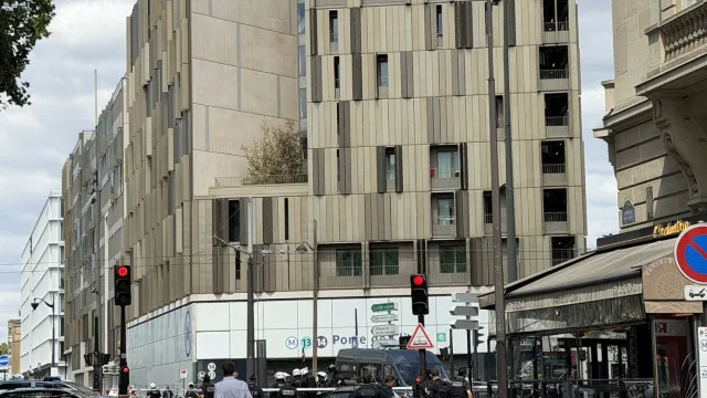 
                    Três pessoas feridas em ataque com arma branca em Paris
                