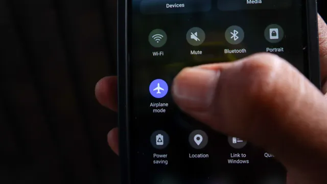 
                    Telemóvel carrega mais rápido com Modo Avião? Eis o que sabemos
                