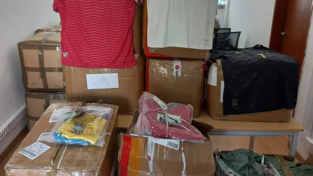 
                    GNR apreende camisolas desportivas e toalhas de praia contrafeitas: Saiba
                
