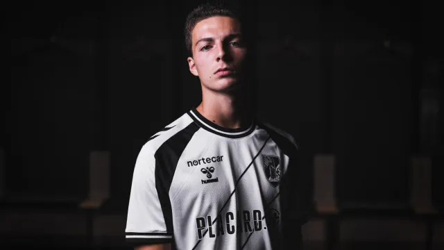 
                    Oficial: Vitória SC renova com campeão mundial sub-17 Santiago Verdi
                