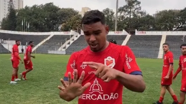 
                    Contada por uma mão. Jogador goza com rival... com os seus seis dedos
                