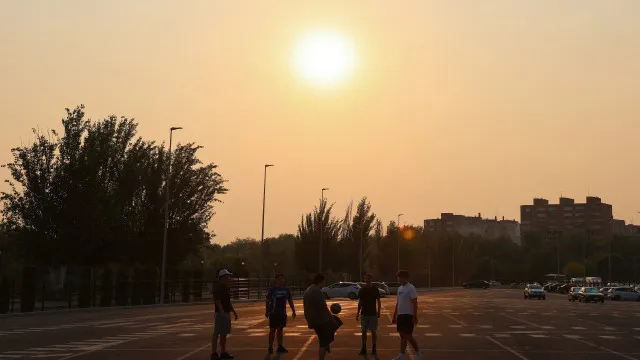 
                    Bombeiros combatem fogos perto de Madrid antes da chegada do vento
                