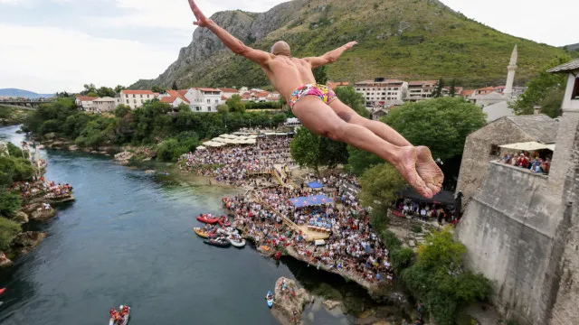 
                    Ponte Mostar volta a receber mergulhos (e muito público). Eis as imagens
                