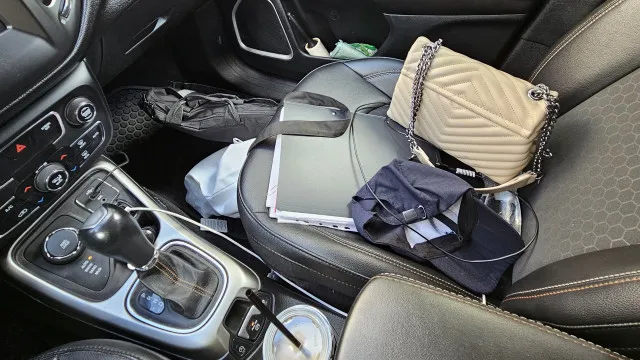 O que deixa Ã  vista no carro pode atrair ladrÃµes (mesmo por pouco tempo)