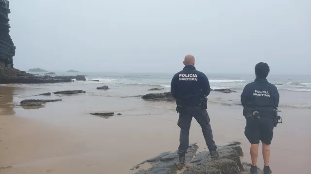 Nevoeiro dificulta buscas no mar por jovem que desapareceu em Aljezur